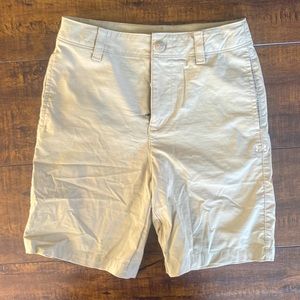 Under Armour Stretchy Bresthablr Kaki shorts